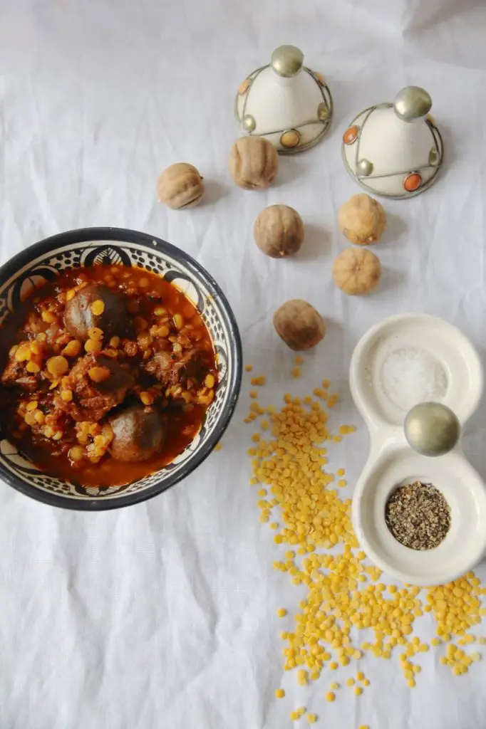 Khoresht-e Gheymeh - persisches Lammragout mit getrockneten Limetten und Spalterbsen