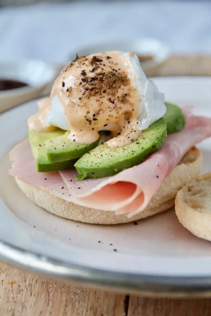 Sumach Egg Benedict mit Harissa Hollandaise