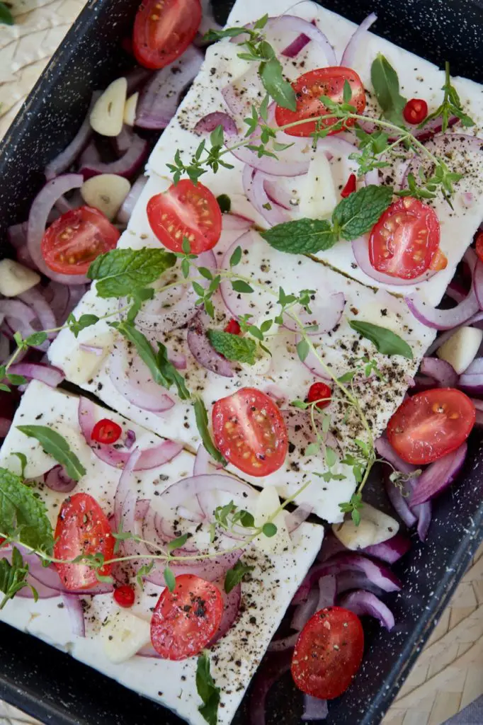 Gegrillter Feta mit Tomaten und Kräuter