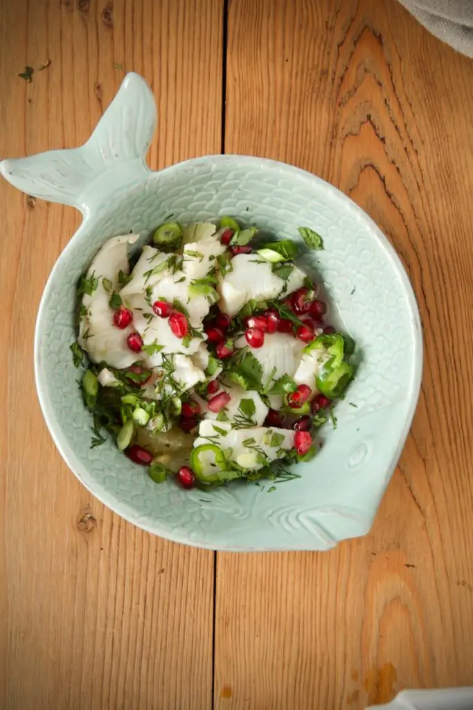 Ceviche vom Cobia mit Limu Shirin, Kräuter und Granatapfelkerne