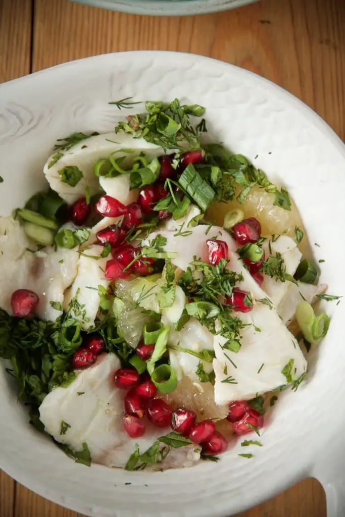 Ceviche vom Cobia mit Limu Shirin, Kräuter und Granatapfelkerne
