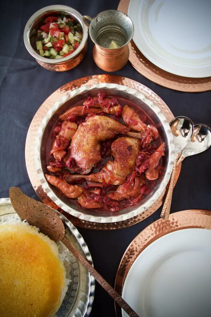 Khoresht-e Albaloo - One-Pan Huhn mit Sauerkirschen خورشت آلبالو