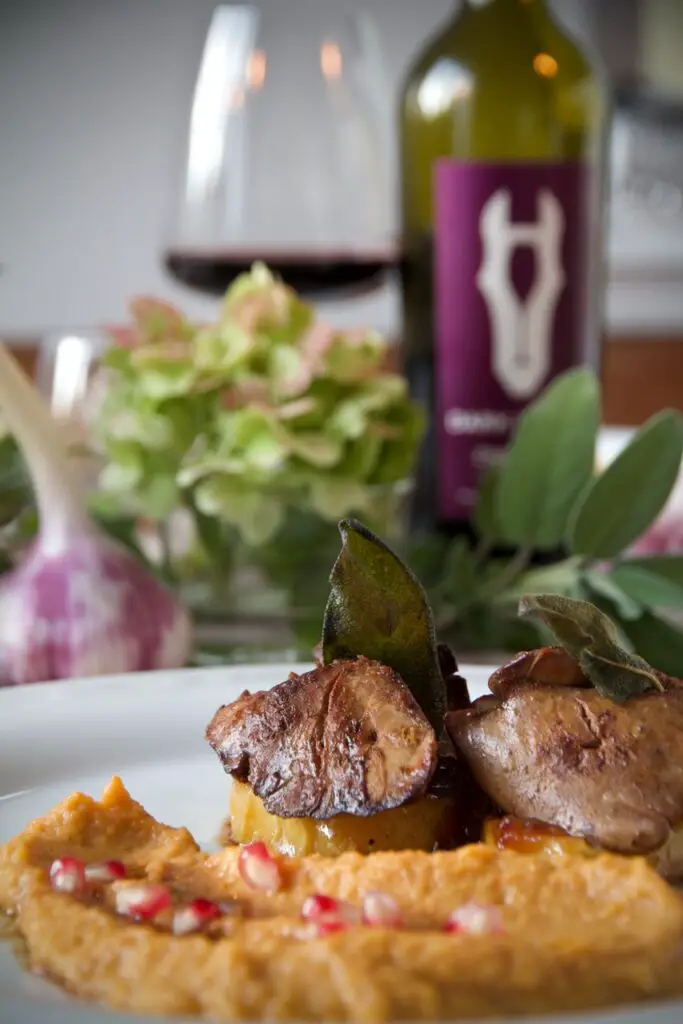 Hähnchenleber in Granatapfeljus mit Quittenringe Süßkartoffelpüree und Zinfandel Rotwein