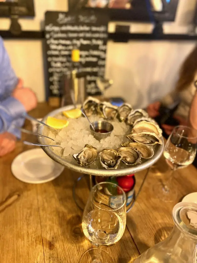 Haggis Scotch Eggs und mit Barefoot Wine nach London