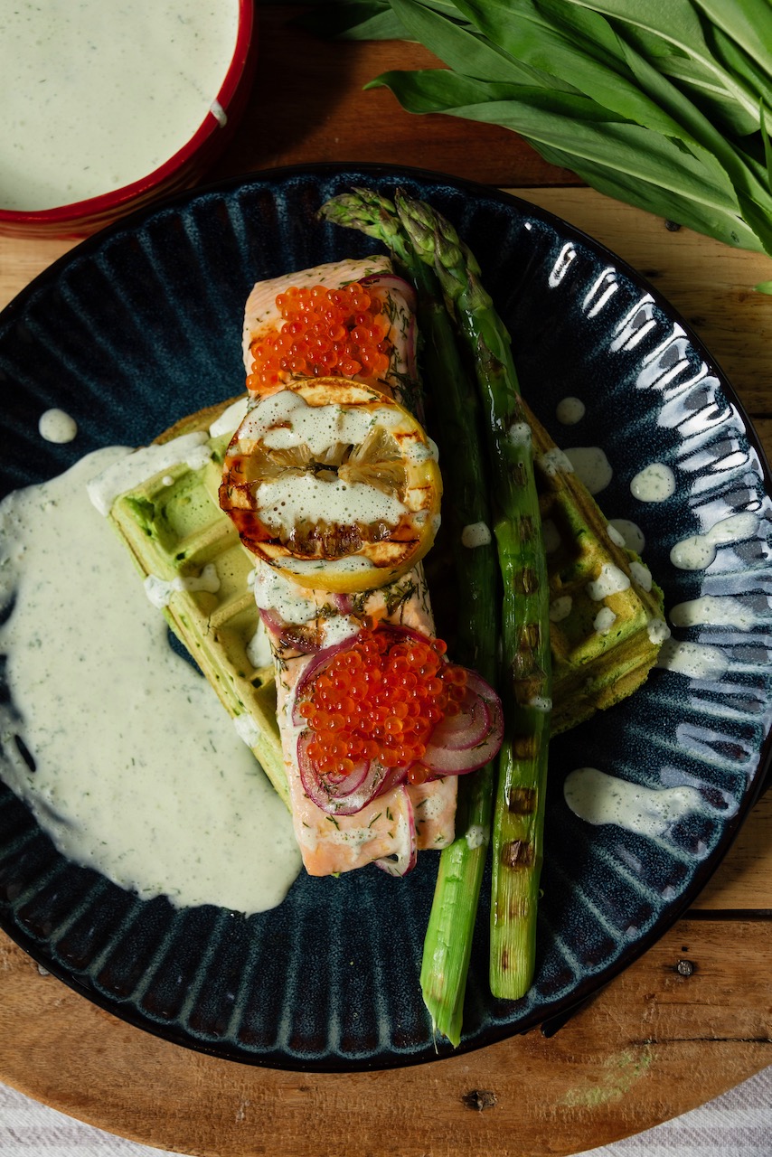 Bärlauch Waffeln mit Lachs und Spargel